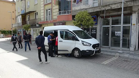 Haber Alınamıyordu, Çatı Katında Asılı Halde Bulundu
