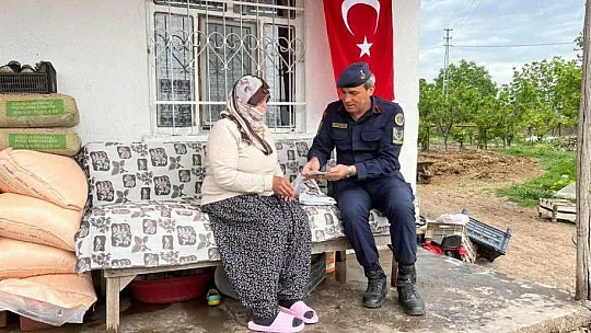 Elazığ'da jandarma ekipleri şehit annelerini unutmadı