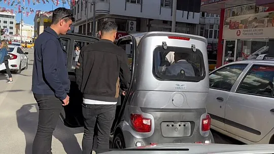 Elazığ'daki Mini Elektrikli Araç, Görenleri Kendine Hayran Bıraktı