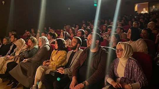 Elazığlı Tiyatro Severler Dikkat! Ödüllü Oyun İzleyiciyle Buluşuyor