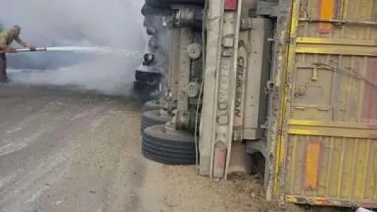 Devrilen Tırın Sürücüsü Çıkan Yangında Hayatını Kaybetti