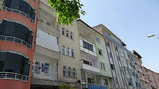 Haber Alınamıyordu, Çatı Katında Asılı Halde Bulundu