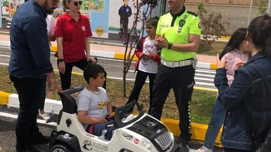 Elazığ'da İşitme Engelli Öğrencilere Trafik Eğitimi Verildi