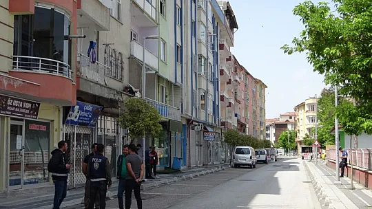 Haber Alınamıyordu, Çatı Katında Asılı Halde Bulundu