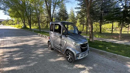 Elazığ'daki Mini Elektrikli Araç, Görenleri Kendine Hayran Bıraktı