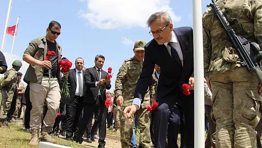Elazığ-Bingöl Karayolu'nda Kalleşçe Şehit Edilen 33 Yiğit Anıldı