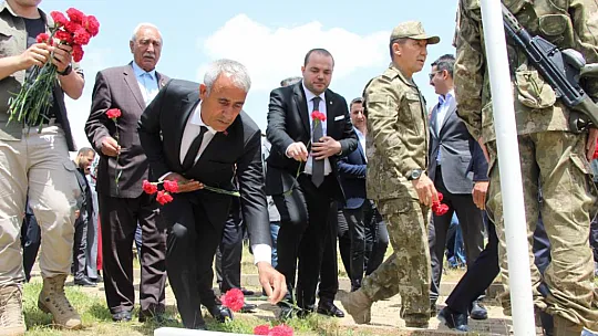 Elazığ-Bingöl Karayolu'nda Kalleşçe Şehit Edilen 33 Yiğit Anıldı