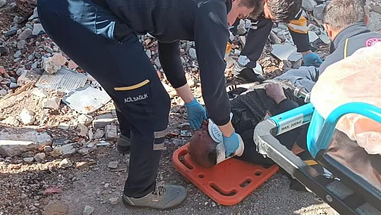 Yıkılan Binaların Fotoğrafını Çekerken Minibüs Çarptı