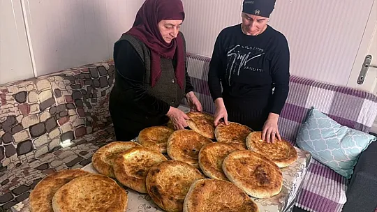 Ahıska Türkü Kadınlar Yöresel Ekmeklerini Depremzedeler İçin Pişiriyor
