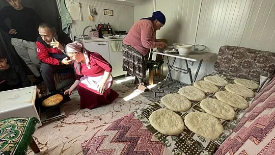 Ahıska Türkü Kadınlar Yöresel Ekmeklerini Depremzedeler İçin Pişiriyor
