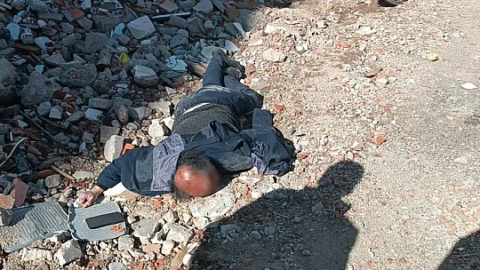 Yıkılan Binaların Fotoğrafını Çekerken Minibüs Çarptı
