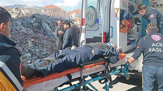 Yıkılan Binaların Fotoğrafını Çekerken Minibüs Çarptı
