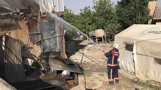 Açık hava sinemasında film izler gibi yangını izlediler