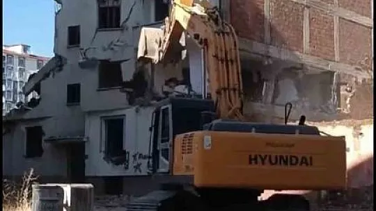 Ağır Hasarlı Bina Tek Dokunuşla Yıkıldı, Operatör Kepçeyi Bırakıp Kaçtı