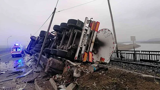 Asfalt yüklü tır devrildi: 1 yaralı