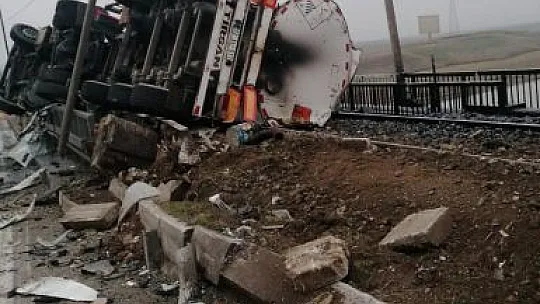 Asfalt yüklü tır devrildi: 1 yaralı