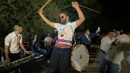 Böyle Davulcu Görülmedi, Tokmağın Sesini Ve Şovunu Duyan Geldi
