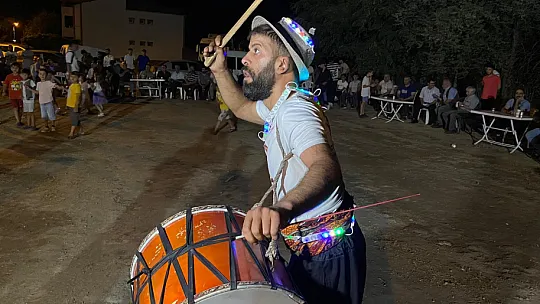 Böyle Davulcu Görülmedi, Tokmağın Sesini Ve Şovunu Duyan Geldi