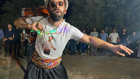 Böyle Davulcu Görülmedi, Tokmağın Sesini Ve Şovunu Duyan Geldi
