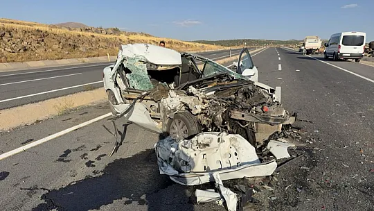 Elazığ'da Kamyonla Çarpışan Otomobil Hurdaya Döndü! Ölü ve Yaralı Var!