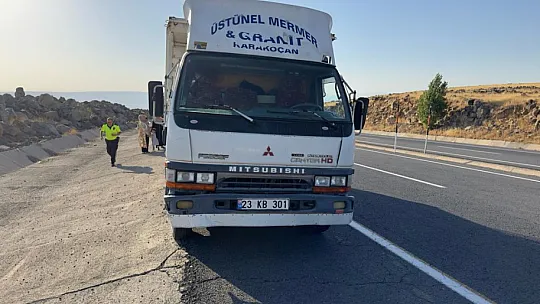 Elazığ'da Kamyonla Çarpışan Otomobil Hurdaya Döndü! Ölü ve Yaralı Var!