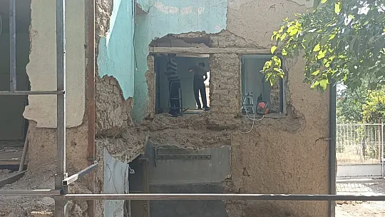 Elazığ'da Deprem Korkusu Bakın Bu Evi Ne Hale Getirdi