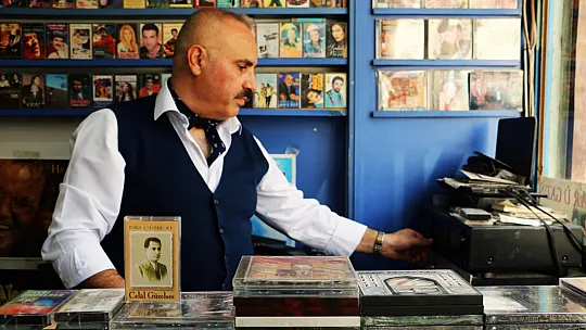 Diyarbakır'da 55 Yılda 40 Bin Albüm Biriktirdi
