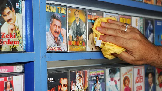 Diyarbakır'da 55 Yılda 40 Bin Albüm Biriktirdi