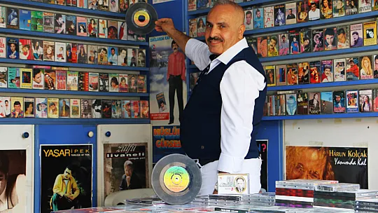 Diyarbakır'da 55 Yılda 40 Bin Albüm Biriktirdi