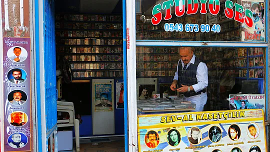 Diyarbakır'da 55 Yılda 40 Bin Albüm Biriktirdi