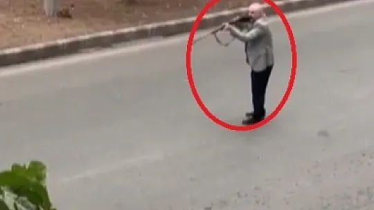 Elinde Av Tüfeğiyle Yolu Kapattı, Hakaretler Savurdu