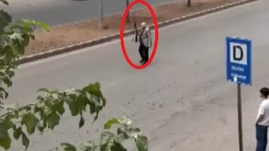Elinde Av Tüfeğiyle Yolu Kapattı, Hakaretler Savurdu