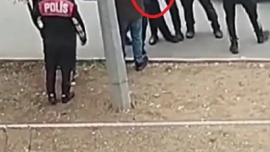 Elinde Av Tüfeğiyle Yolu Kapattı, Hakaretler Savurdu