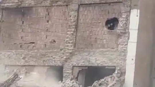 Hasarlı Binayı Yıkarken Sağlam Bina Zarar Gördü