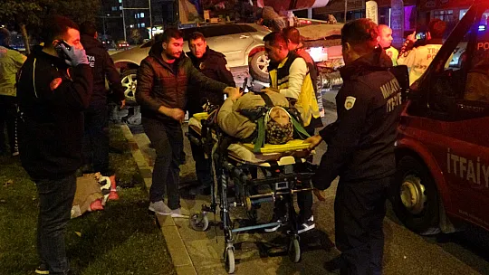 Otomobil Beton Pompa Aracı İle Refüj Arasına Sıkıştı