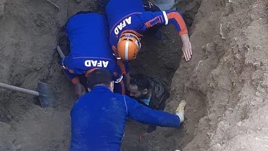Elazığ'da toprak altında kalan 2 işçi kurtarıldı
