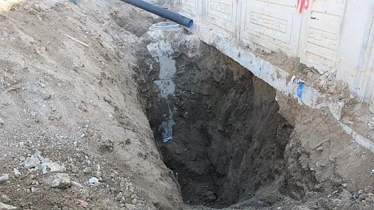 Elazığ'da toprak altında kalan 2 işçi kurtarıldı