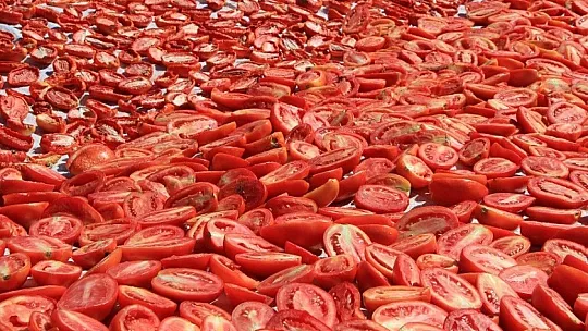 Kurutmalık domateslerle ay yıldızlı Türkiye haritası oluşturuldu
