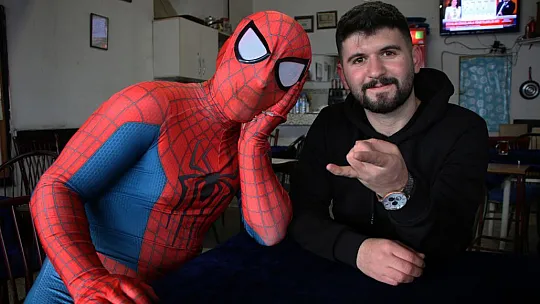 'Örümcek Adam' Sokak Hayvanlarının Kahramanı Oldu