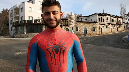 'Örümcek Adam' Sokak Hayvanlarının Kahramanı Oldu