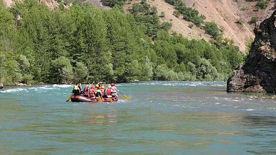 Elazığlı öğretmen ve öğrenciler, Munzur Nehri'nde rafting heyecanı yaşadı