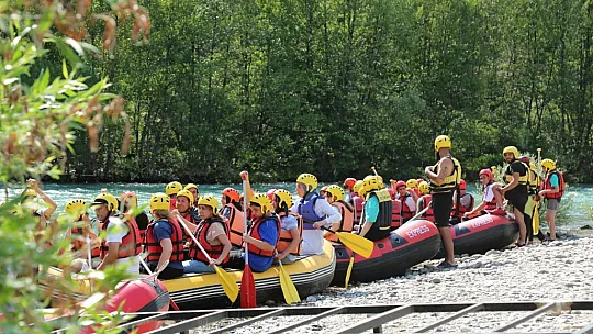 Elazığlı öğretmen ve öğrenciler, Munzur Nehri'nde rafting heyecanı yaşadı