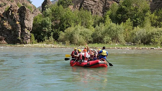 Elazığlı öğretmen ve öğrenciler, Munzur Nehri'nde rafting heyecanı yaşadı