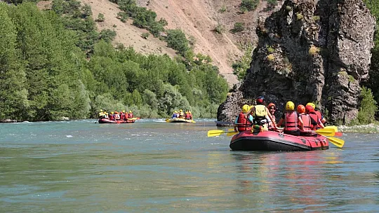 Elazığlı öğretmen ve öğrenciler, Munzur Nehri'nde rafting heyecanı yaşadı