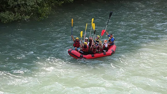 Elazığlı öğretmen ve öğrenciler, Munzur Nehri'nde rafting heyecanı yaşadı