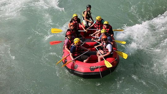 Elazığlı öğretmen ve öğrenciler, Munzur Nehri'nde rafting heyecanı yaşadı