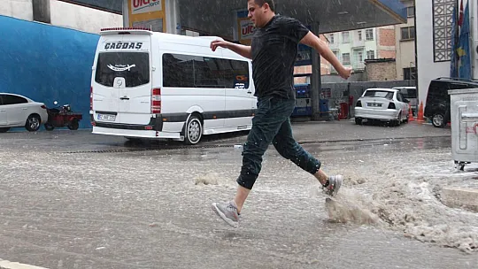 Elazığ'da sağanak yağış etkili oldu, yollar nehre döndü