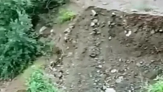 Elazığ'da Dere Taştı, Köy Yolu Çöktü