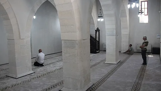 Elazığ'da 800 yıllık camiye yoğun ilgi