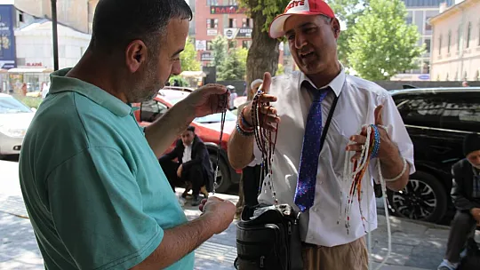 Öğretmen gibi giyinip, günde 15 bin adım atarak tespih satıyor